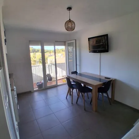 One-bedroom Apartment, In Fabregas, Beachfront شقة